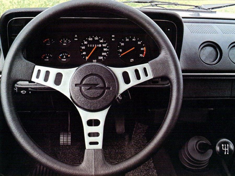  Opel Manta 1975 года  (фото 5 из 10)